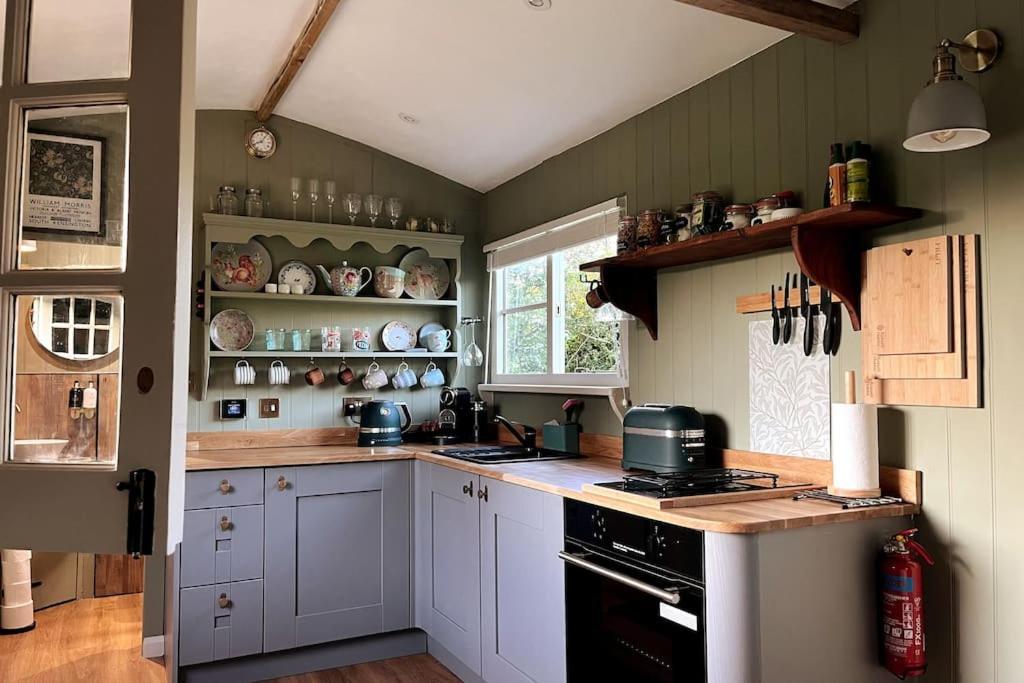 Mountbatten Shepherds Hut & Buckhurst Shepherds Hut Ashford  Exterior photo