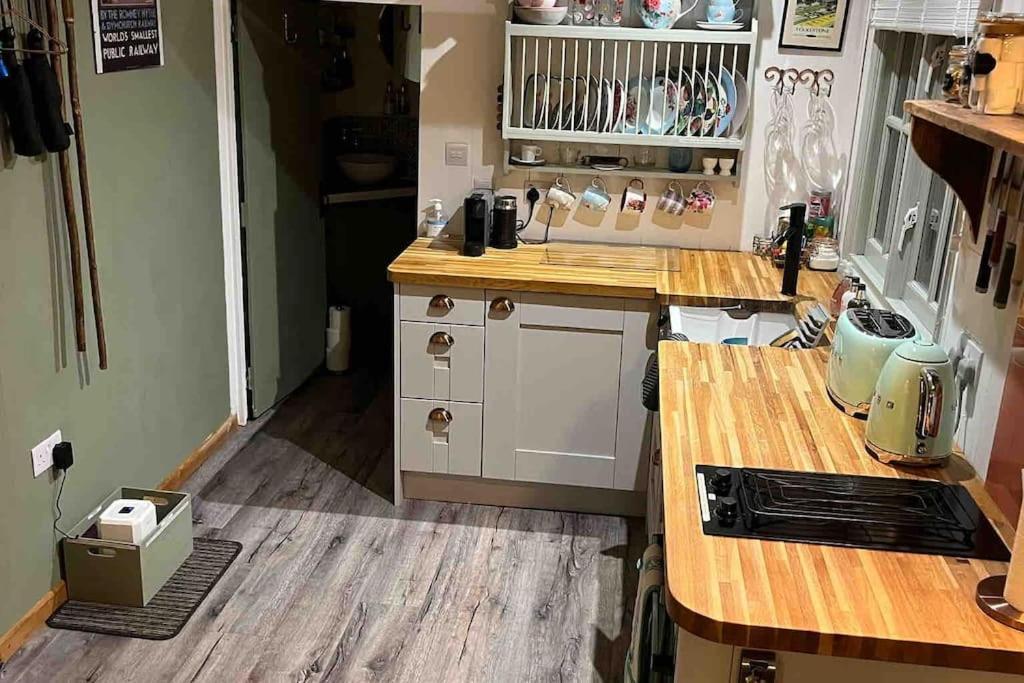 Mountbatten Shepherds Hut & Buckhurst Shepherds Hut Ashford  Exterior photo