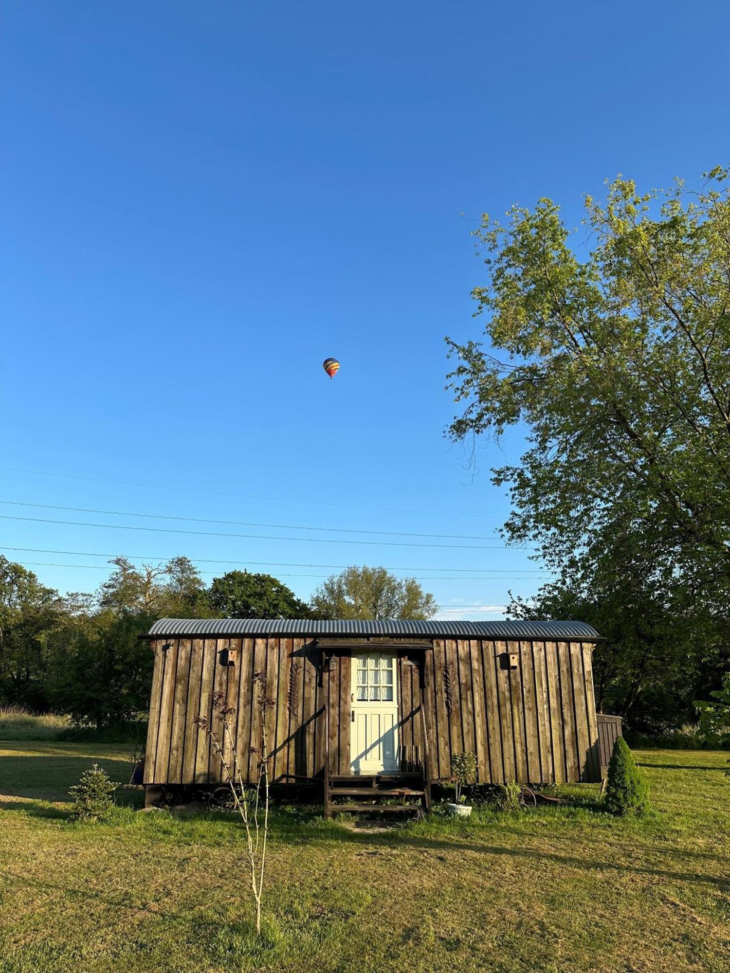Mountbatten Shepherds Hut & Buckhurst Shepherds Hut Ashford  Exterior photo